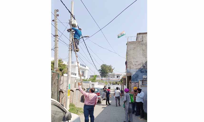 Advisor Bhatnagar visits Flood Control Room Ram Munshi Bagh, assesses flood situation across J&K
