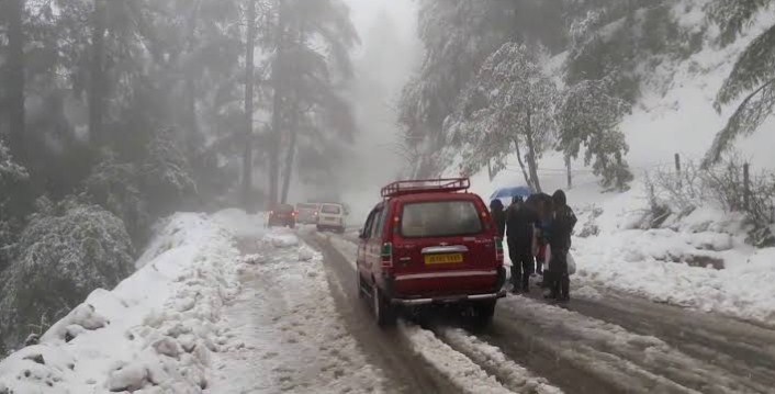 Jammu temperature drops to 4.8 degrees,  traffic disrupted on Jammu-Srinagar national highway