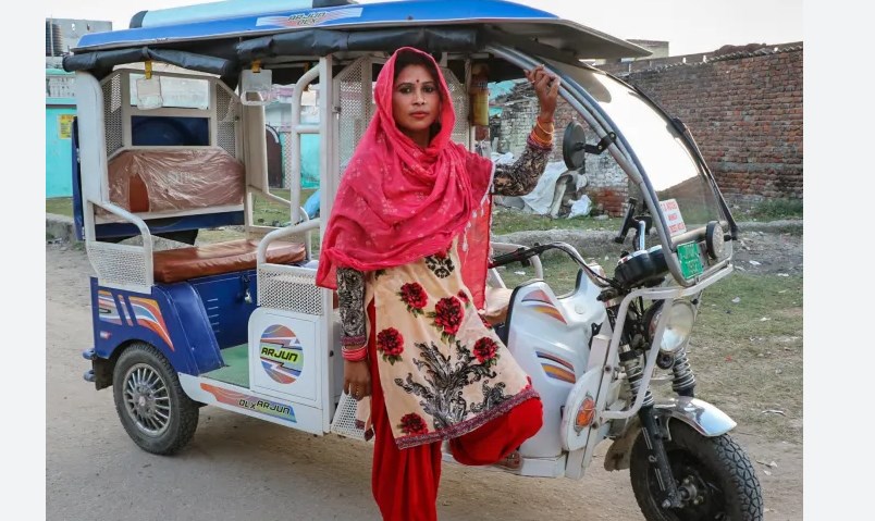 J&K’s first women e-rickshaw driver, Seema Devi is the epitome of women empowerment: LG Sinha 