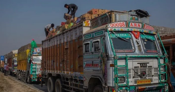 8820 fruit-laden trucks among 10,000 HMVs cross Qazigund in last 24 hours: Officials