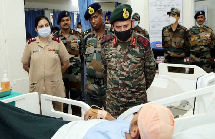 *Northern Command Army Chief visits soldiers injured in Rajouri encounter*