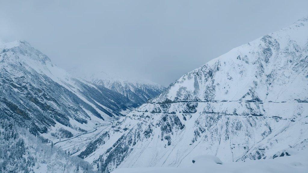 Heavy snowfall blankets higher reaches, rains lash plains in J&K