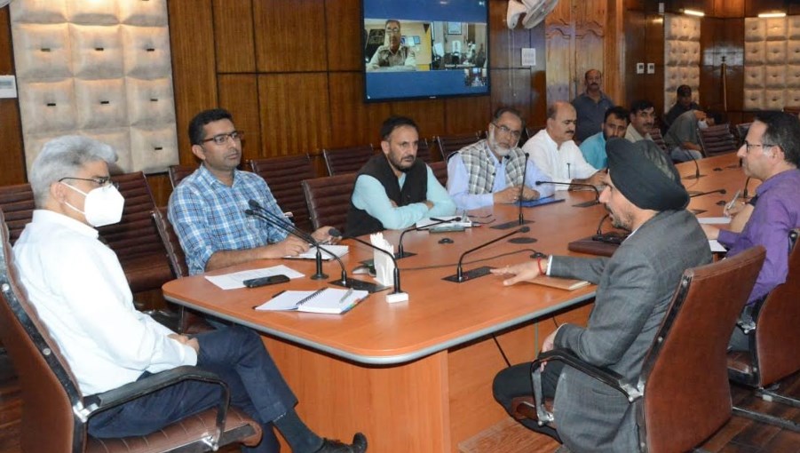 Atal Dulloo directs officers to ensure priority passage to fruit laden trucks