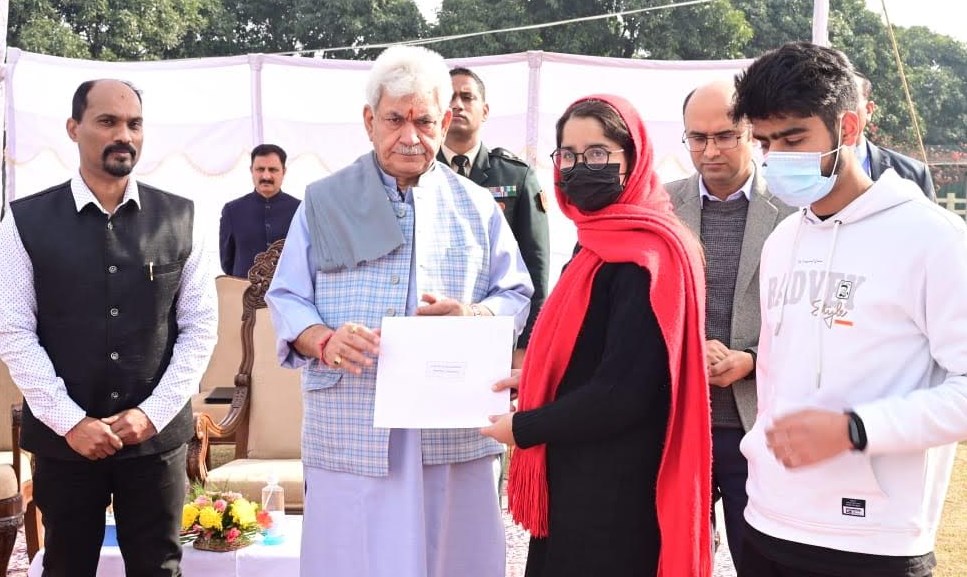 Lt Governor hands over ex-gratia cheque of Rs 10 lakhs to NoKs of each deceased National Health Mission Employee