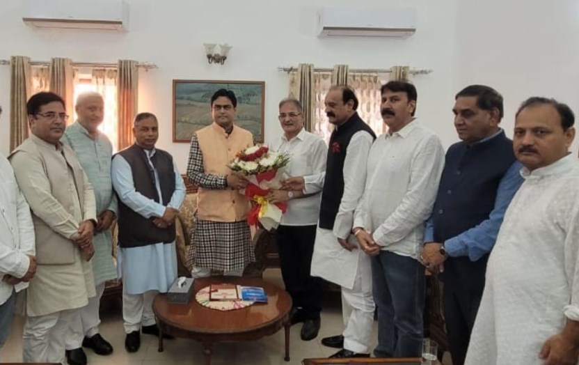 Kavinder calls on Union Minister Shantanu Thakur, discusses development scenario in J&K