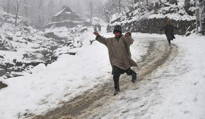 Kashmir braces up for fresh snowfall as 2 WDs to affect J&K from Jan 08
