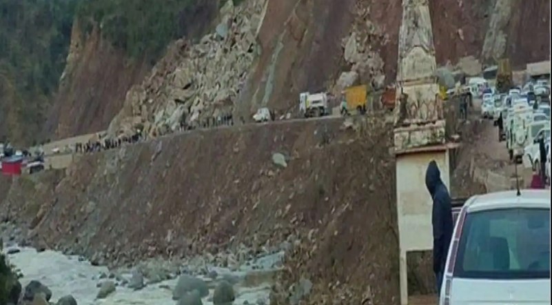 J&K: Heavy shooting stones disrupt traffic movement on Jammu-Srinagar National Highway; advisory issued