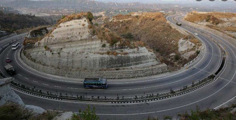 No traffic on Srinagar-Jammu highway, Leh, Mughal roads remain shut