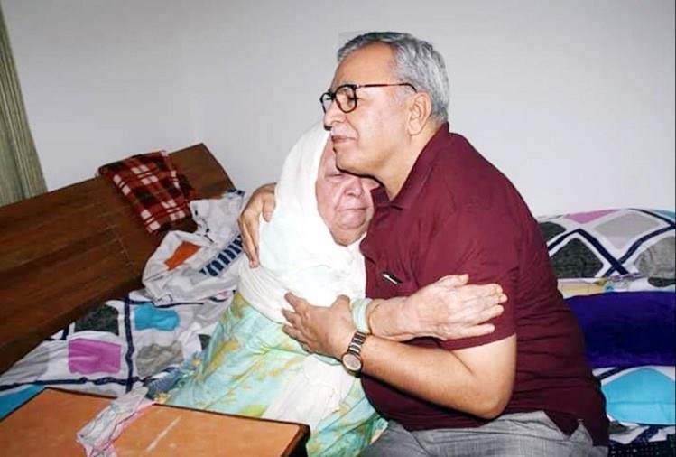 Lt Governor condoles demise of Advisor Farooq Khan's mother