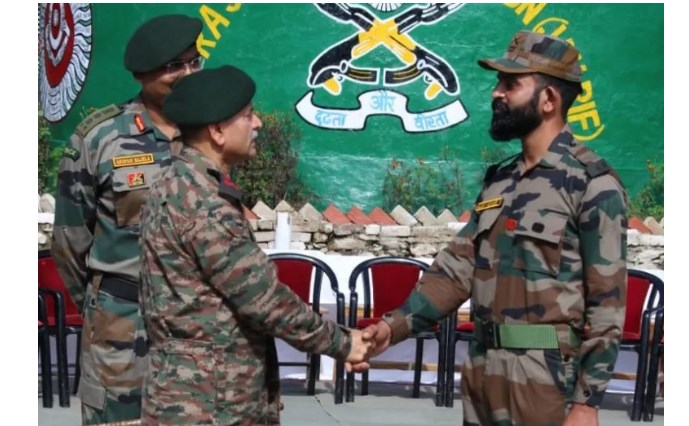 Northern Army commander reviews security situation along LoC in Kashmir