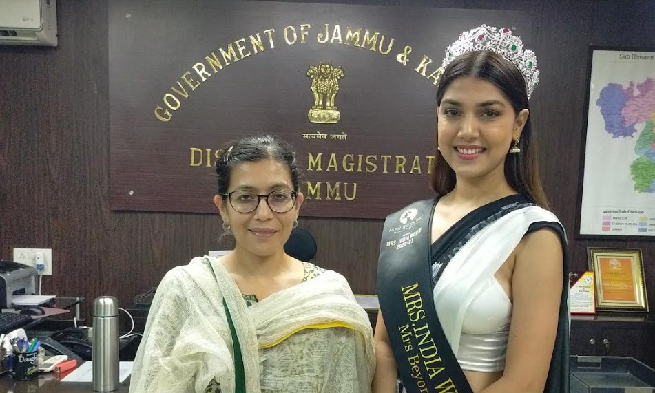 Deputy Commissioner Avny Lavasa Ias  honours Mrs India World 2022 Sargam Koushal