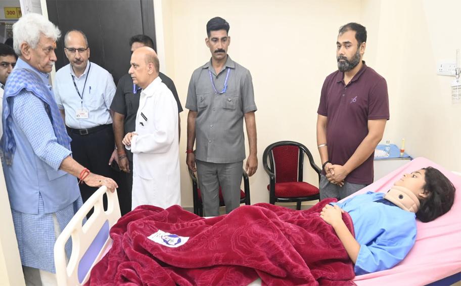 Lieutenant Governor visits GMC Jammu, enquires about the health of family members of Late Shri Rajinder Singh