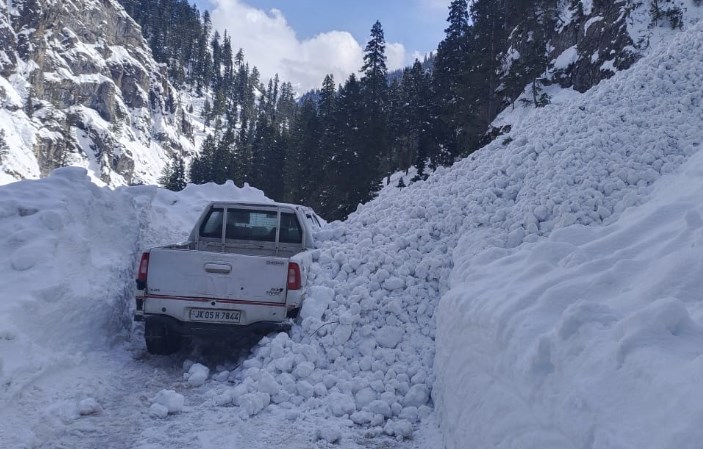 Narrow escape for Naib Tehsildar, 2 JEs after snow avalanche in Gurez