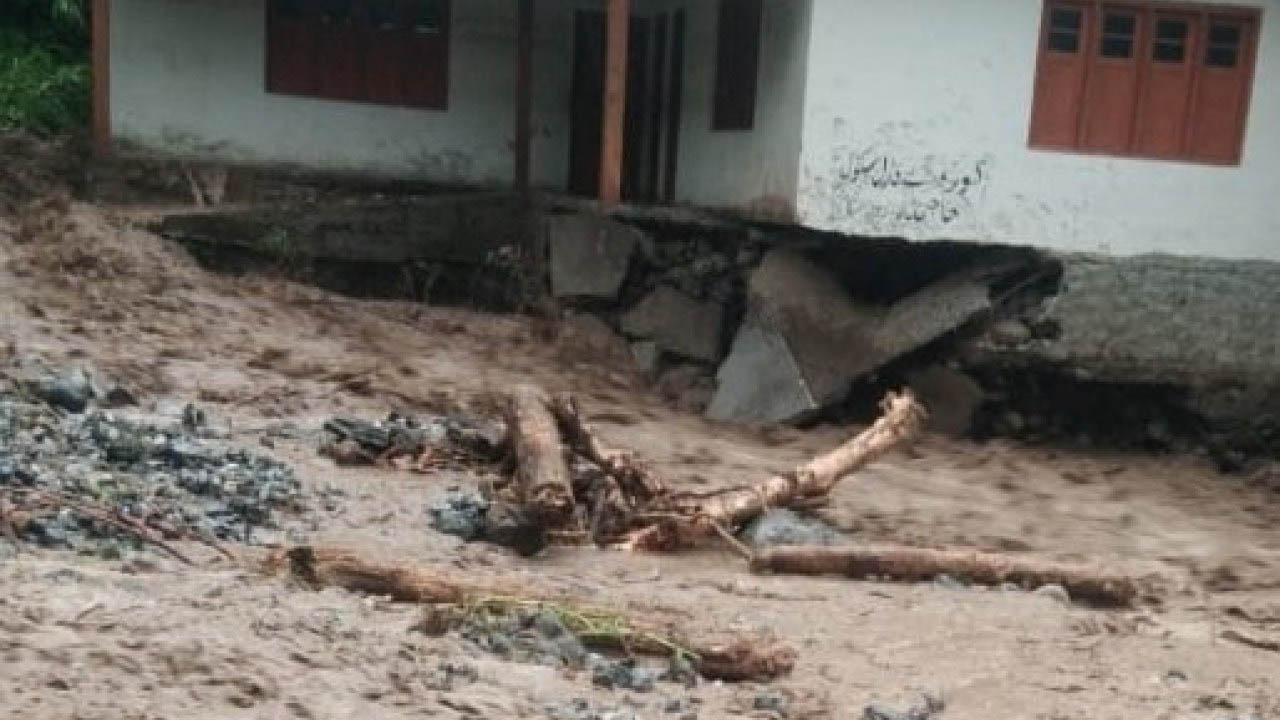 J&K: Cloudburst damages house, school in Tral