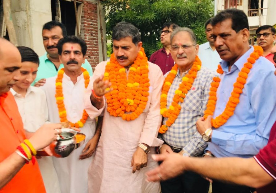 Jugal, Kavinder, Ajay Gupta inaugurate slab work of community hall at Trikuta Nagar