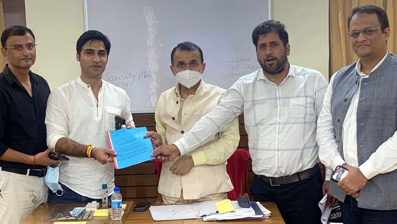 JKEEGA delegation meets Niteshwar, seeks filling up of vacant posts in PDD