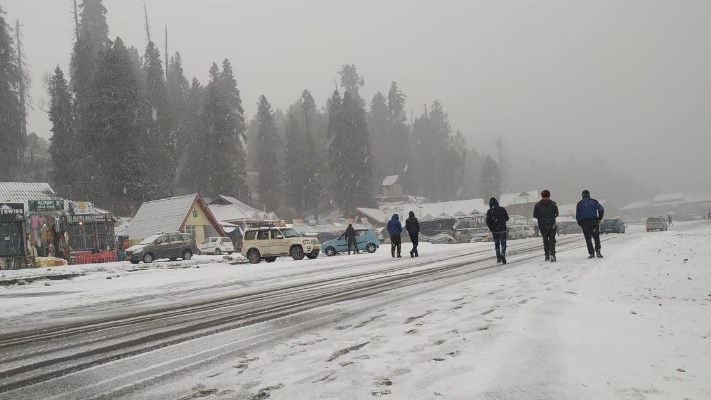 Snow In Higher Reaches, Rains In Plains Of Kashmir Bring Down Mercury