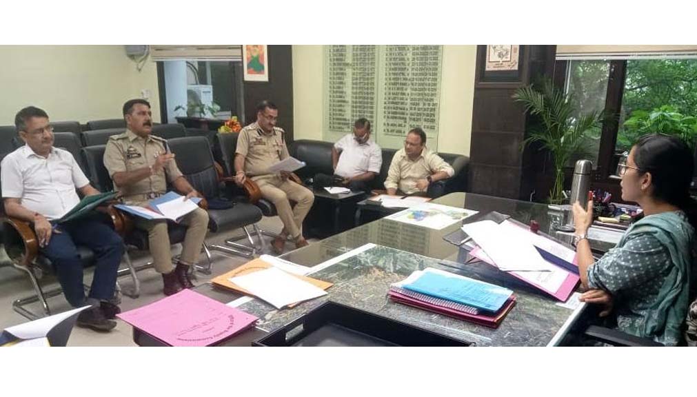 DC reviews developmental, regulatory requirements for smooth vehicular movement in Jammu City
