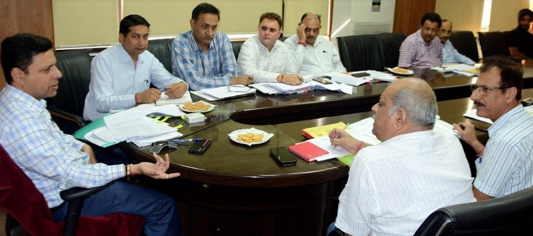 Div Com reviews progress on languishing projects