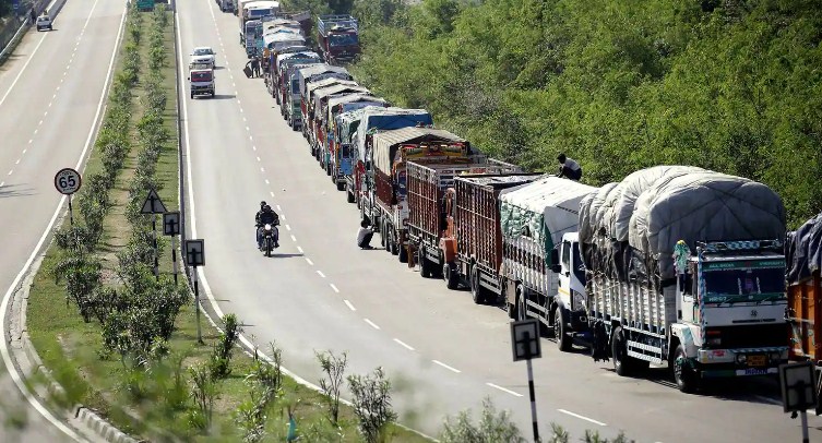 Snowfall, landslides block Jammu & Kashmir highway; 300 vehicles stranded