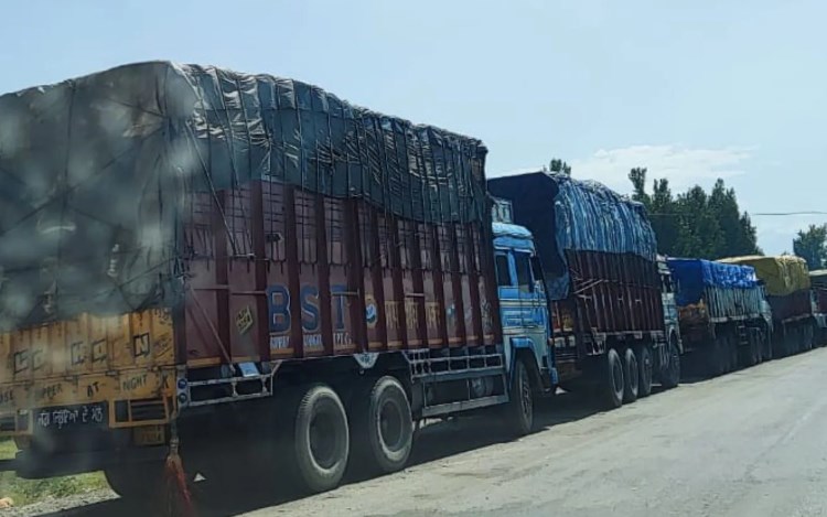 8,000 Stranded Trucks Carrying Apples Cleared From Kashmir Highway