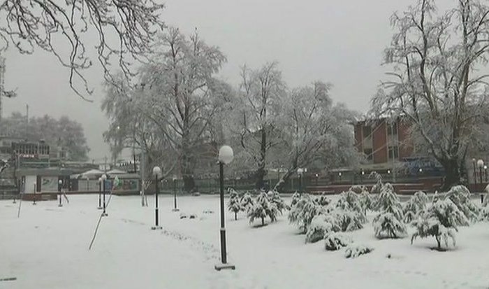 Several Kashmir areas cut off after rains, snowfall