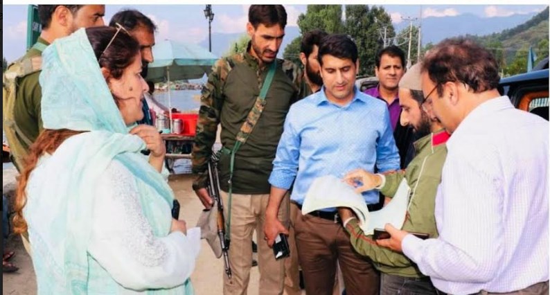 DC Srinagar inspects parking sites along Dal-Boulevard Road Axis