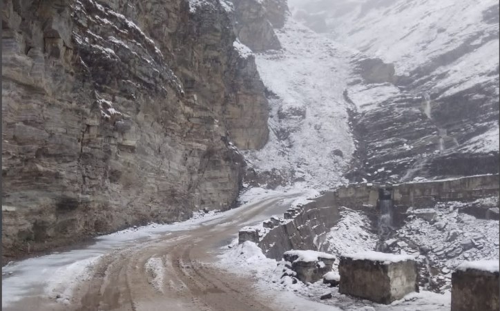 Fresh snowfall at Rohtang Pass 