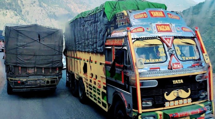 All stranded Jammu bound trucks to be cleared by tonight, around 4000 trucks on-way: Div Com Kashmir