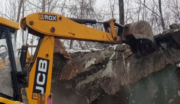 Illegal structure erected by Ex. MLA / NC Leader Abdul Majeed Larmi taken over by Revenue Authorities at Anantnag