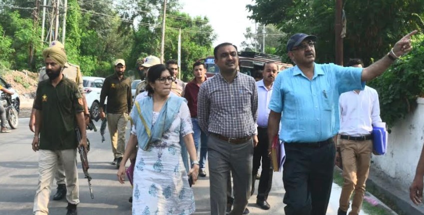 Div Com inspects progress of work on Jammu-Akhnoor Road project