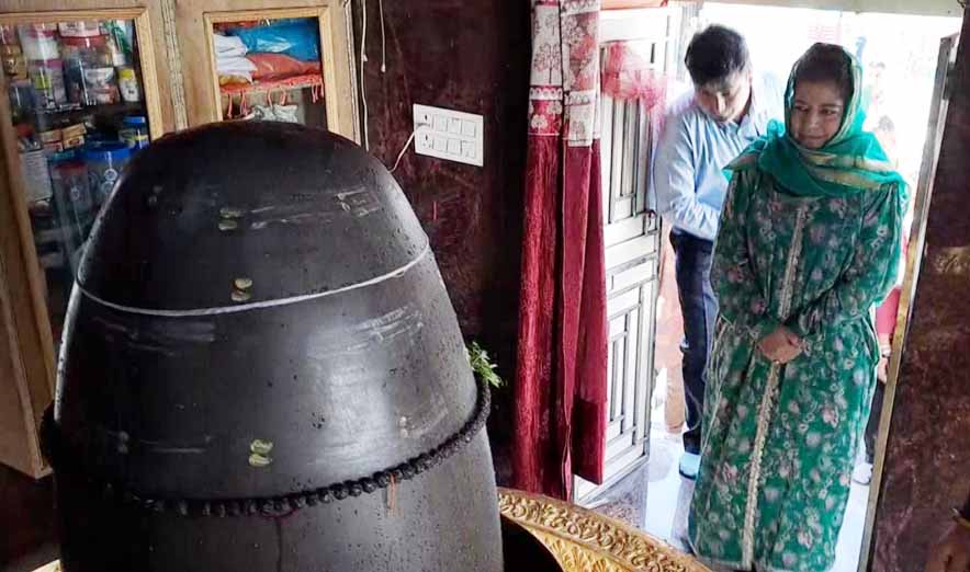 PDP chief Mehbooba Mufti visits temple in Poonch, offers jal on Shivling