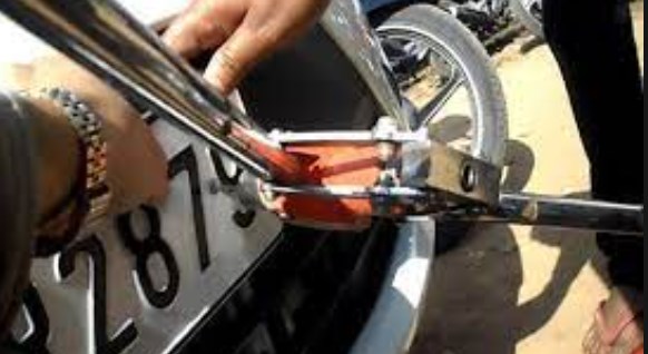 Srinagar police issue advisory, appeal people to install HSNP on vehicles