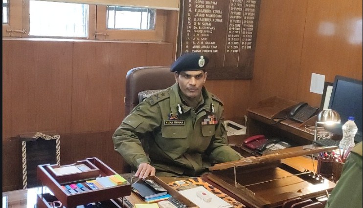 Vehicles to be seized, person to be quarantined if found moving towards Jawahar tunnel without genuine pass: IGP Kumar 