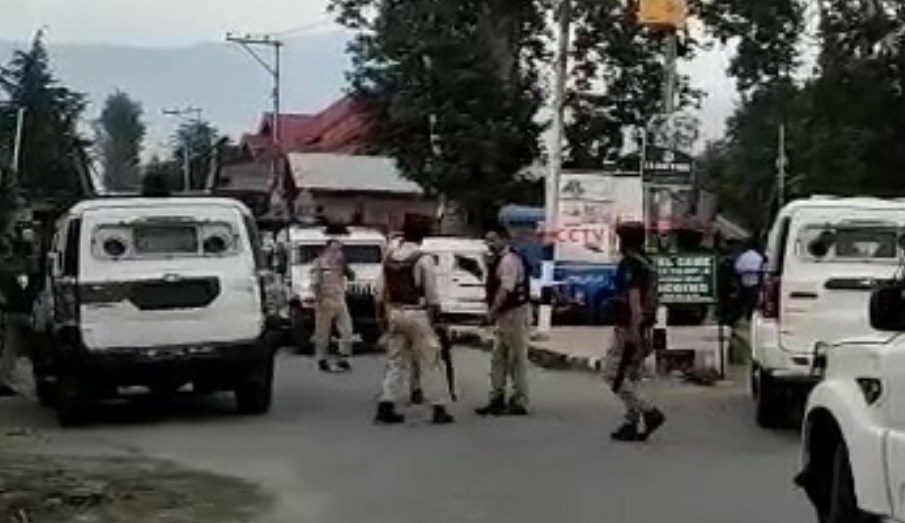 1 Policeman Martyred, 2 Injured After Terrorists Open Fire In Srinagar