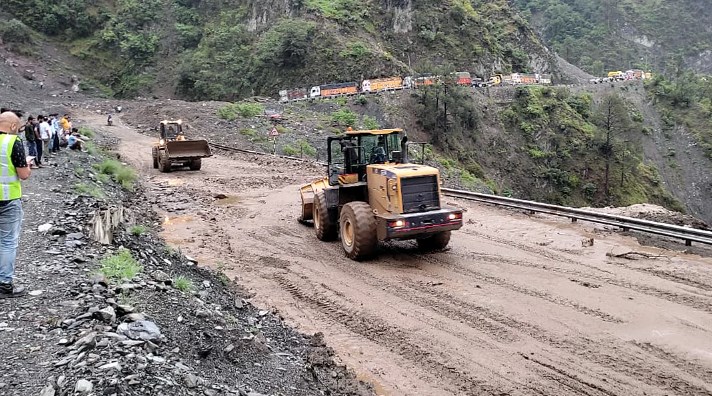 Jammu-Srinagar highway shut after shooting stones 