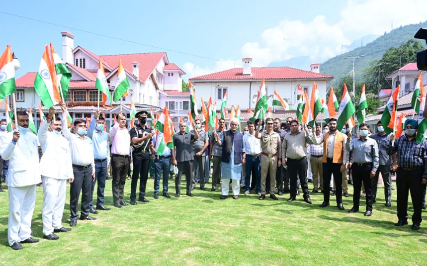 Lt Governor starts Har Ghar Tiranga campaign; Distributes National flags among Raj Bhawan staff