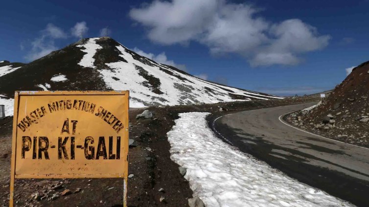 J&K Mughal road connecting Poonch Rajouri to Shopian reopened for traffic after 2-day closure