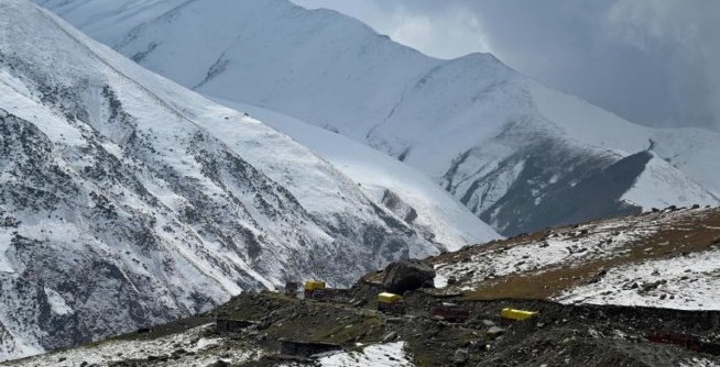 Mughal road closed for traffic after heavy snowfall at Pir ki Gali