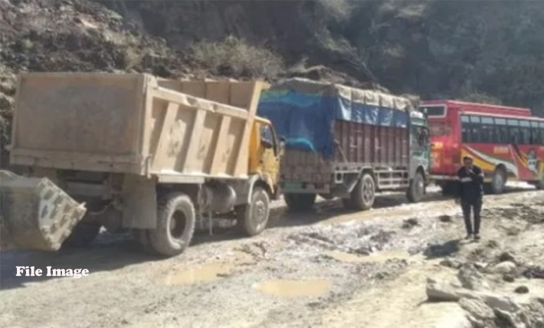 Traffic resumes on JK highway after being halted owing to bad weather, shooting stones