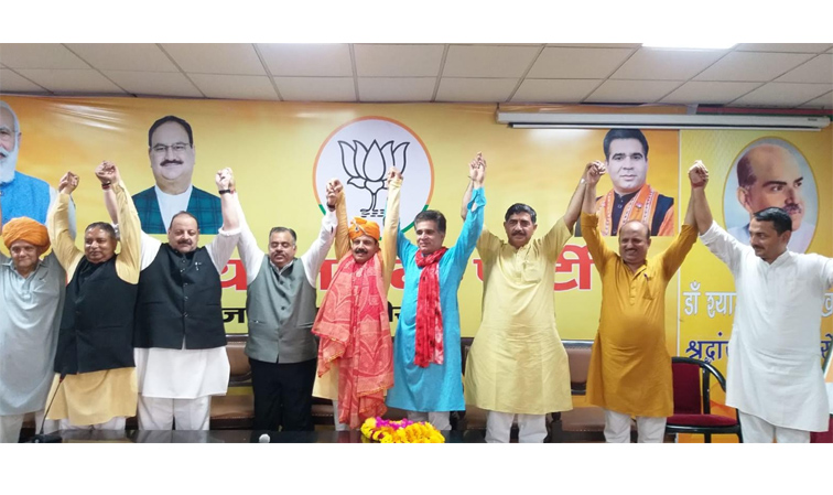Chugh, Raina, Jugal welcome Mankotia in BJP headquarter Jammu
