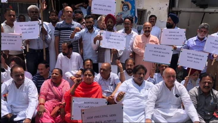 JKPCC holds protest against Agnipath scheme, demands its immediate rollback