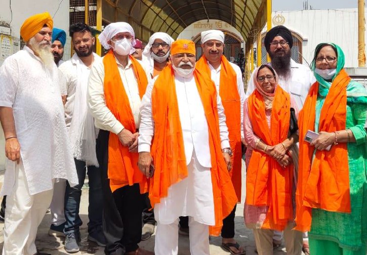Sadhotra pays obeisance at Gurdwara, prays for peace, universal brotherhood