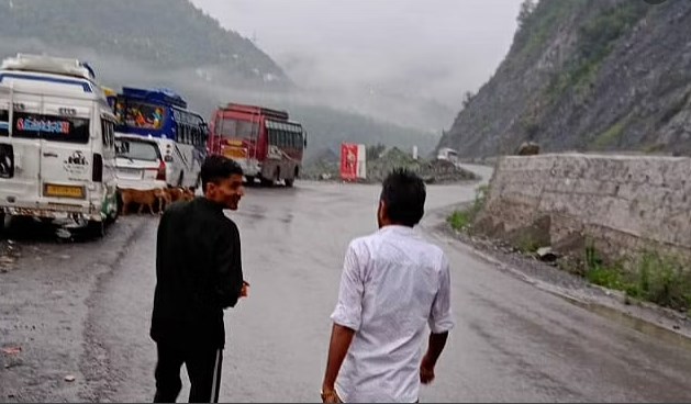 J&K: NH44 blocked at Ramban due to shooting stones and mudslides
