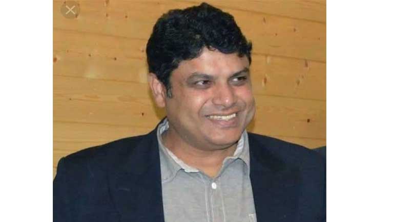 Sarmad Hafeez interacts with Tourism officers posted outside JK