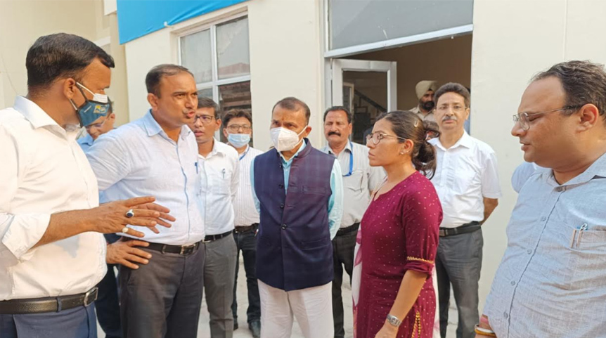 Nitishwar Kumar inspects arrangements at Yatri Niwas, Railway station