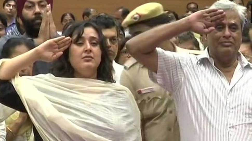 Sushma Swaraj's husband, daughter salute her before her final journey