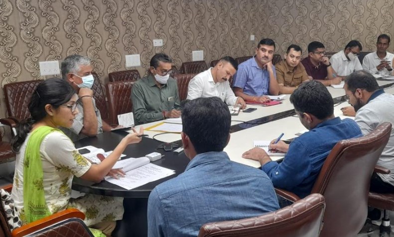 DC Jammu discusses schedule, procedure with Political representatives