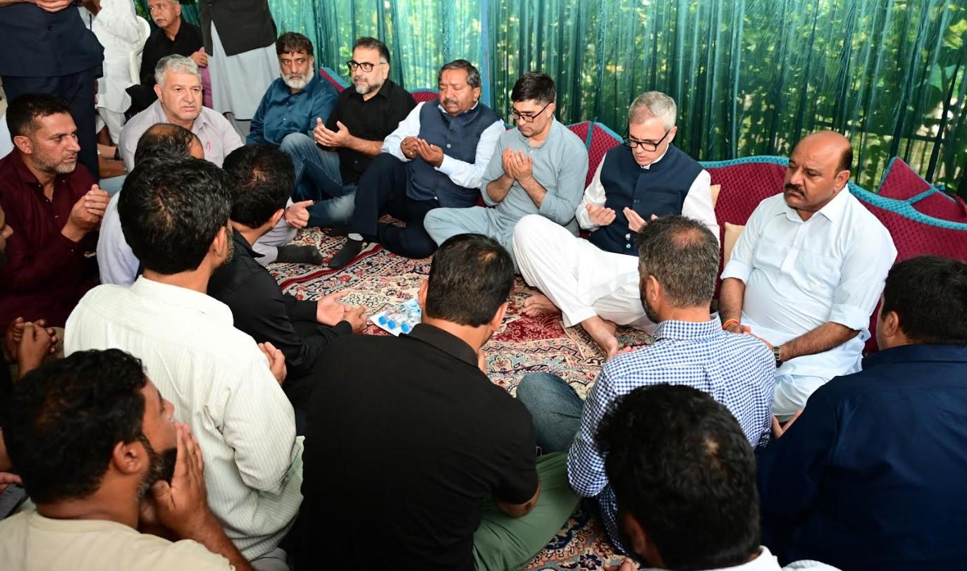 Chief Minister Omar Abdullah extends sympathies to Reyaz Ahmad Wani on bereavement, visits family