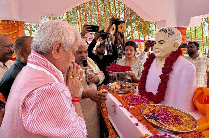 Lieutenant Governor unveiled the statue of renowned Social Worker Shri Vijay Bahadur Singh in Ghazipur